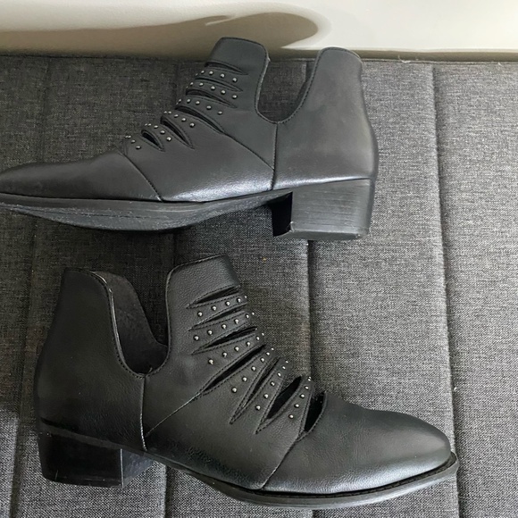 Seychelles Black Leather Cutout Stud Detail Casual Work Ankle Boot-Sz-10 - Picture 5 of 16